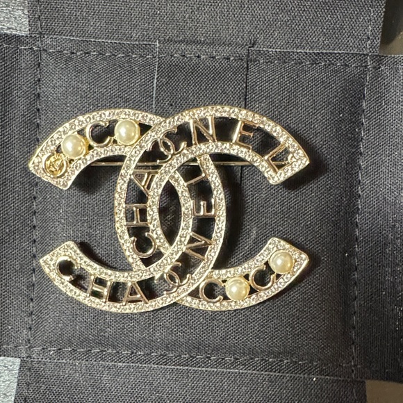 CHANEL Gold and Pearl Brooch - Picture 8 of 10